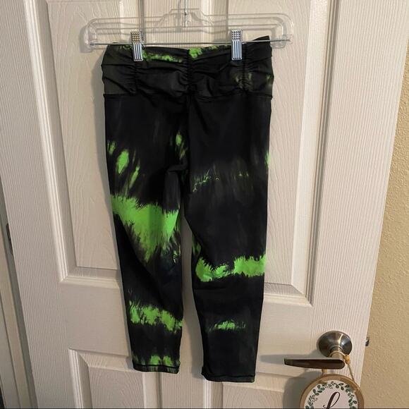 Shape Up Fitness Black & Green Tie Dye Capri Leggings Women's Approx Size Small - Picture 5 of 5